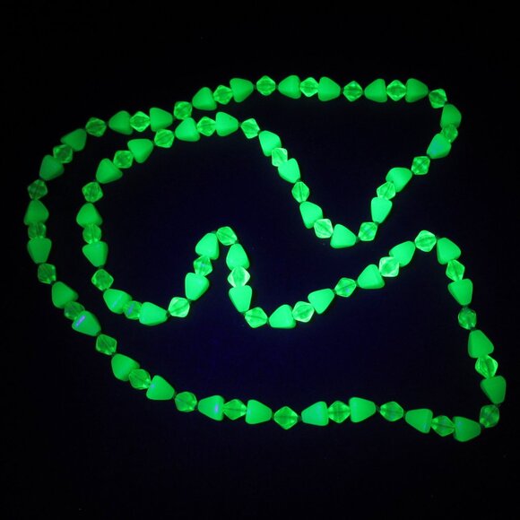 Uranium glass bead necklace - Picture 4 of 10